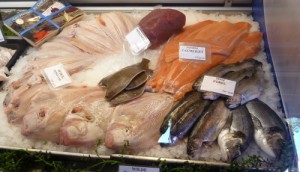 Een deel van het aanbod verse vis van de VisArend: zalm, forel, tonijn en schol.